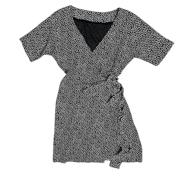 Diane Von Furstenberg Dresses & Skirts - Diane Von Furstenberg shannon v neck floral abstract mini silk wrap dress